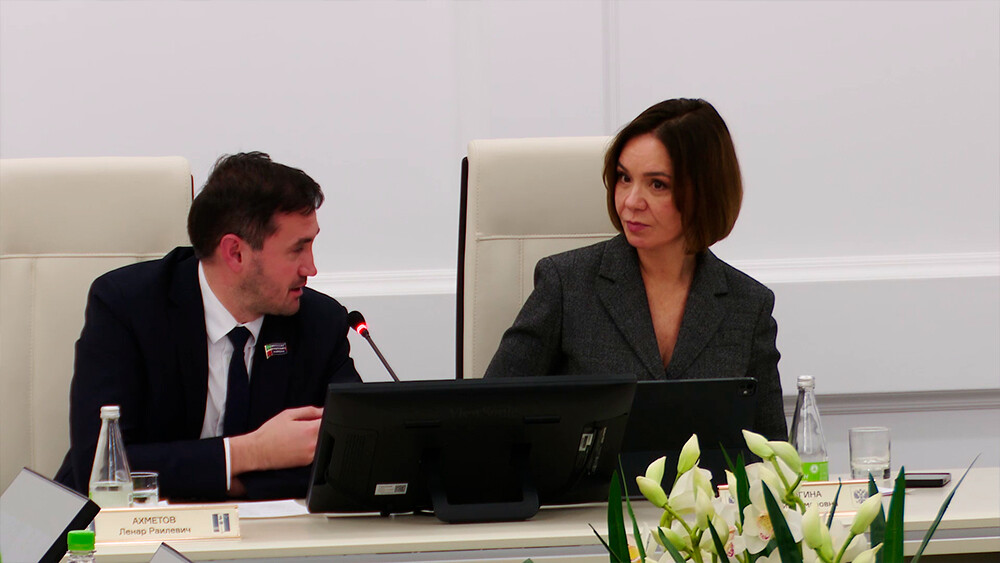 Заместитель главы НМР Ленар Ахметов и депутат Государственной Думы Федерального Собрания РФ Альфия Когогина