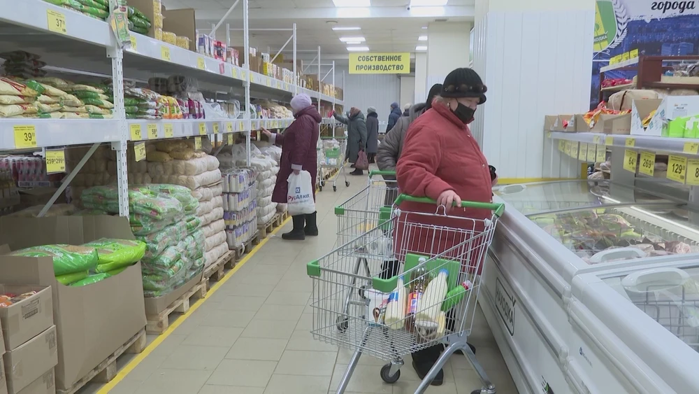 Супермаркет в Нижнекамске, покупатели с тележками для продуктов