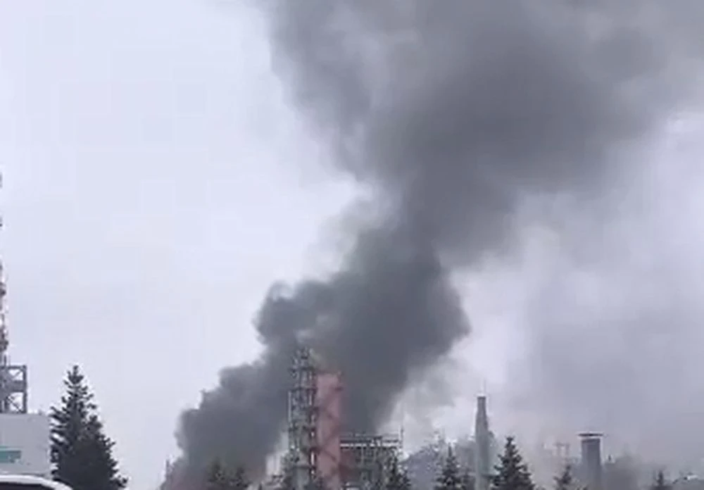 дым от пожара в Нижнекамске на НКНХ