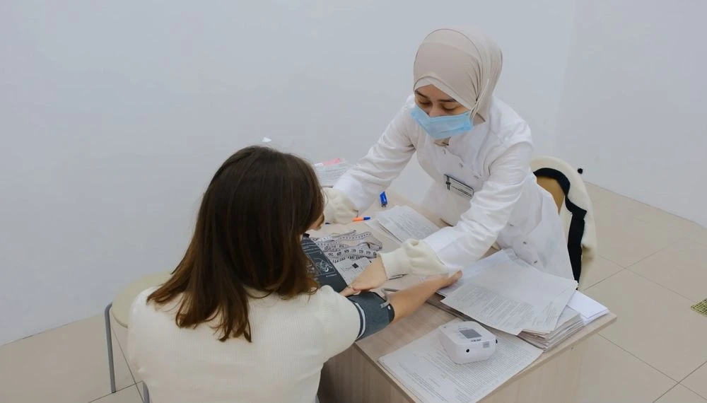 медсестра измеряет давление