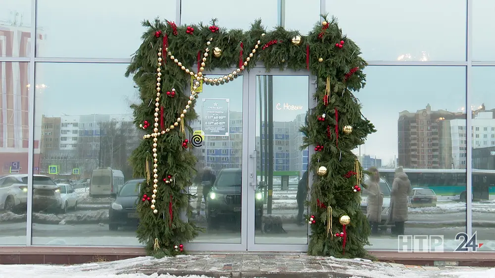 входная группа украшенная к Новому году