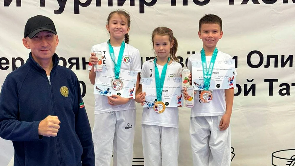 Спортсмены из Нижнекамска, победители и призеры турнира по тхэквондо на призы серебряного призёра Олимпийских игр в Токио-2020 Татьяны Мининой с медалями