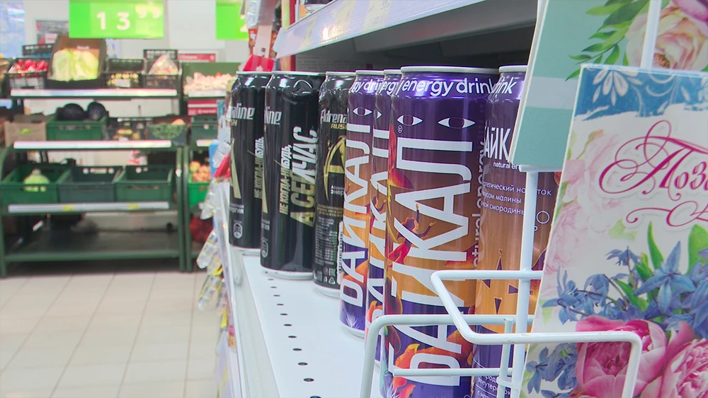 Энергетики на полке в супермаркете