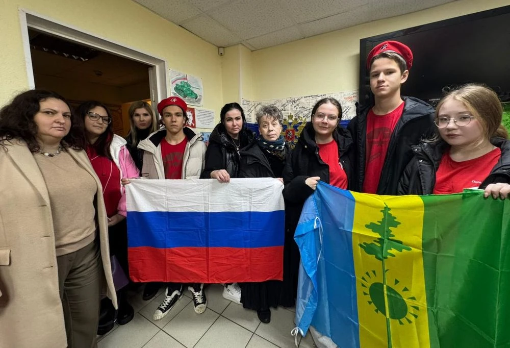 ученики гимназии 25 в пункте сбора помощи на Химиков, 72б в Нижнекамске