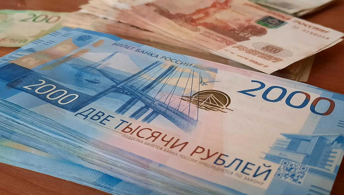 банкноты Банка России номиналом 2000 и 5000 рублей