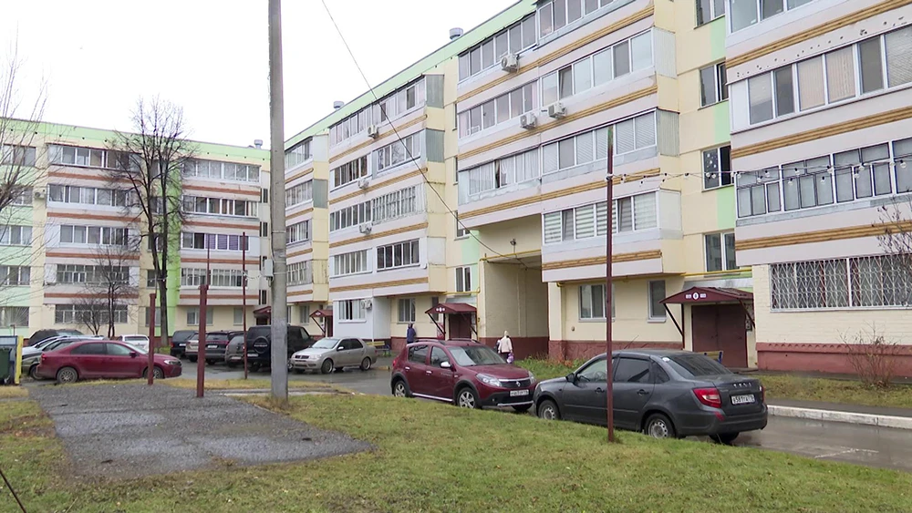 двор пятиэтажного дома в Нижнекамске