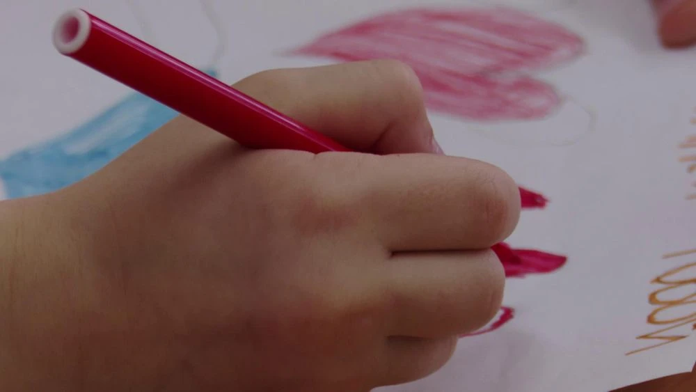 ребенок рисует в детском саду