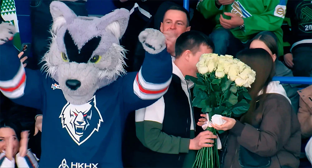 Предложение руки и сердца во время матча Нефтехимик - Салават Юлаев в Нижнекамске на Нефтехим арене