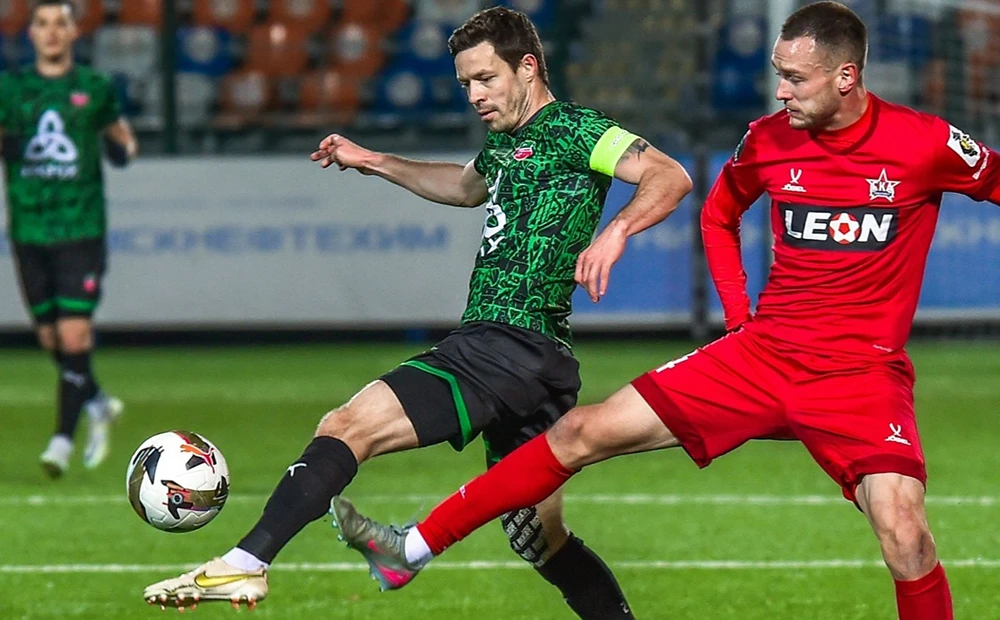 Футбольный матч Нефтехимик - СКА-Хабаровск на поле в Нижнекамске