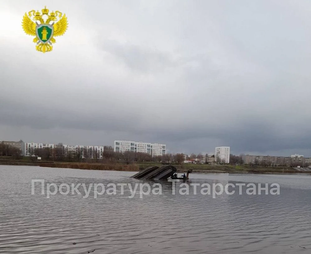 плавающий экскаватор перевернулся на реке Мелекеска в Челнах