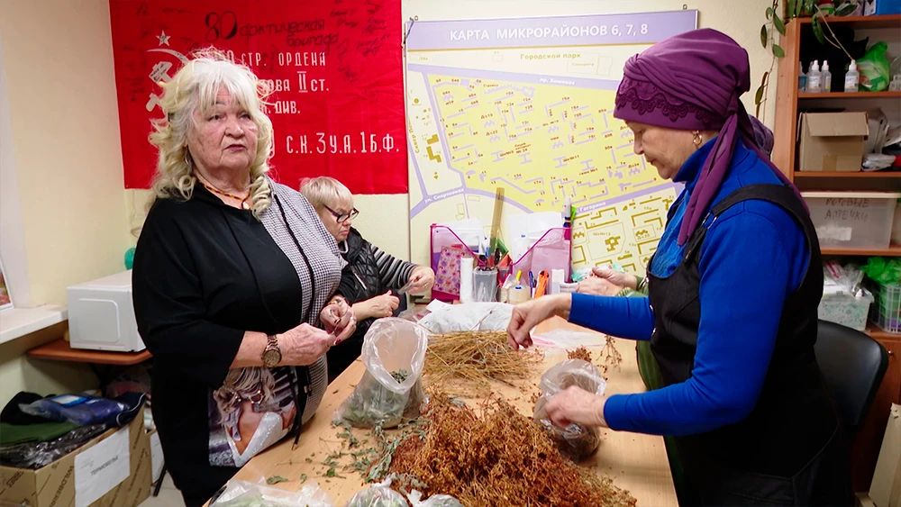 Чайные наборы для бойцов: как в Нижнекамске собирают травы и мед для СВО - телеканал НТР 24