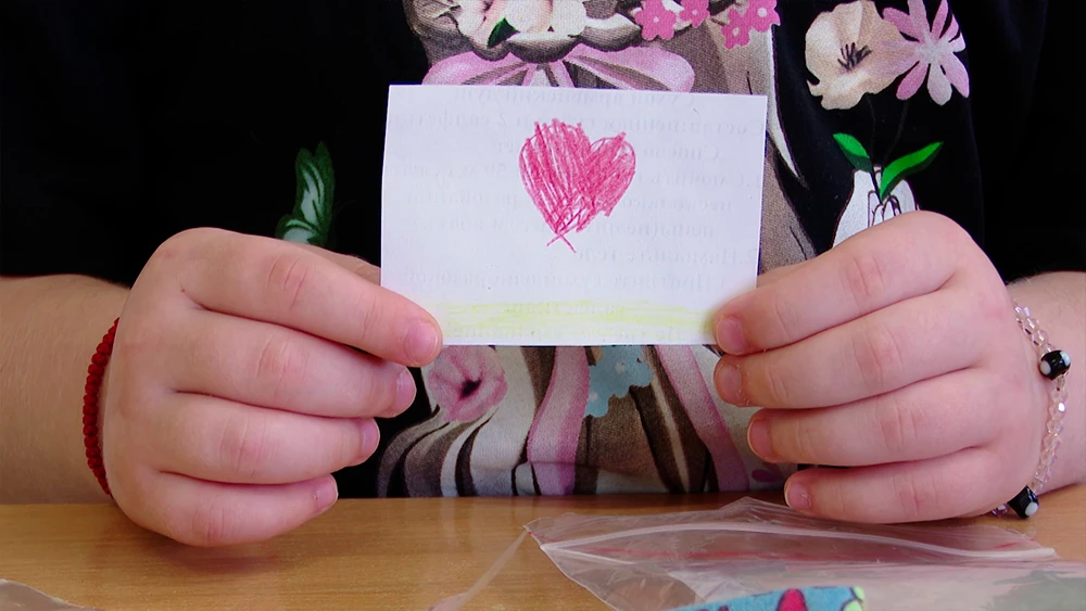 Нарисованное сердечко в руках ребенка