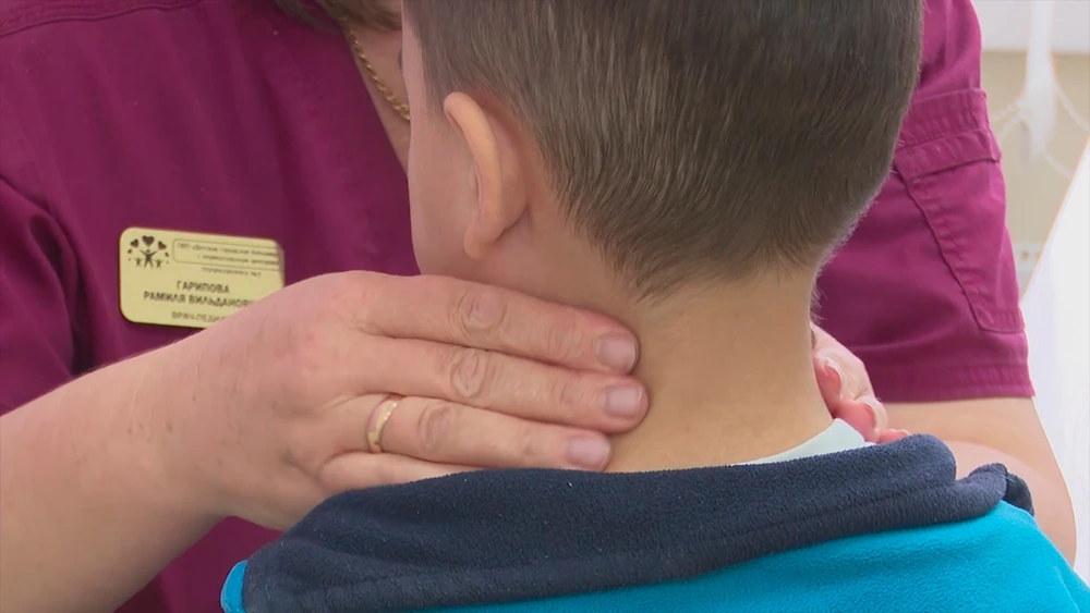 Врач осматривает ребёнка