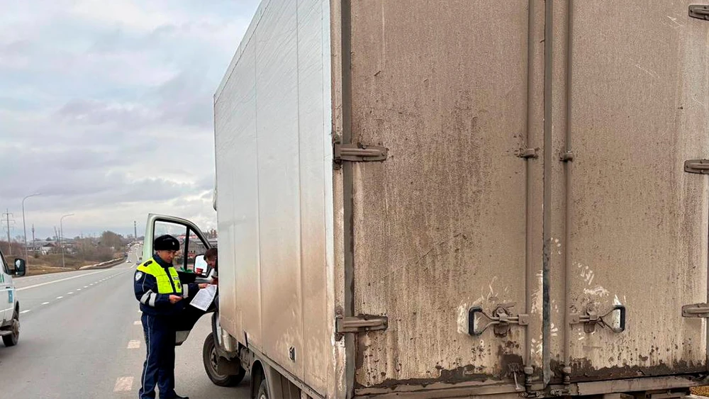 Инспектор ГАИ Нижнекамска разговаривает с водителем