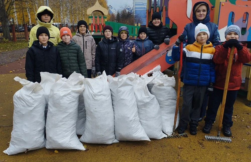 дети участвуют в осеннем субботнике в Нижнекамске