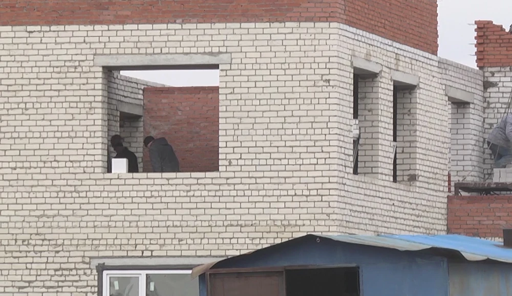 идет строительство дома