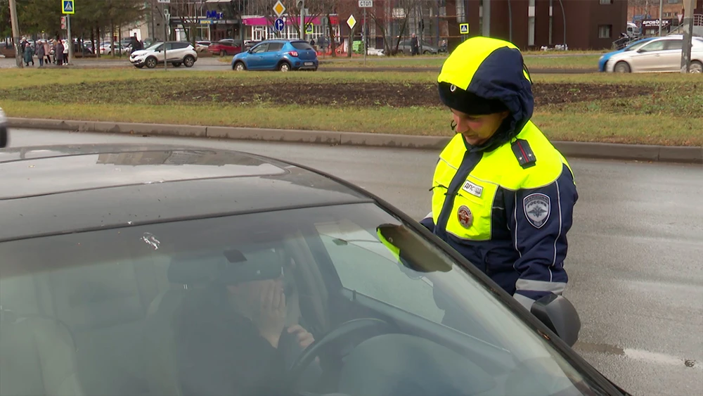 Сотрудник ГАИ проверяет документы