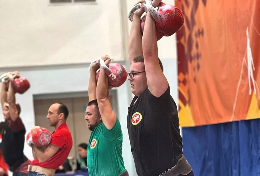 Спортсмен из Нижнекамска Никита Курочкин на турнире по гиревому спорту