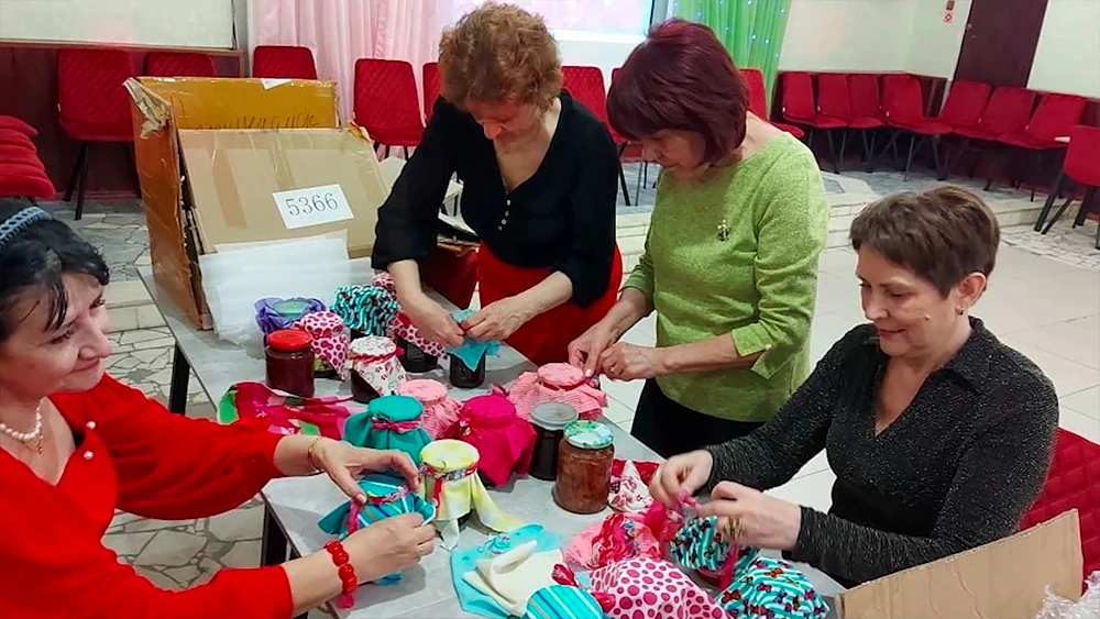 Бабушки упаковывают варенье на СВО