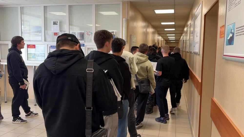 призывники в военкомата Нижнекамска на призывной комиссии