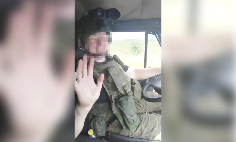 солдат в форме за рулем автомобиля