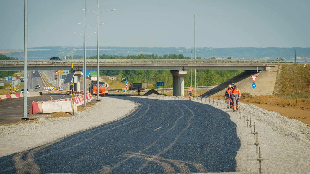 Дорога под мостом