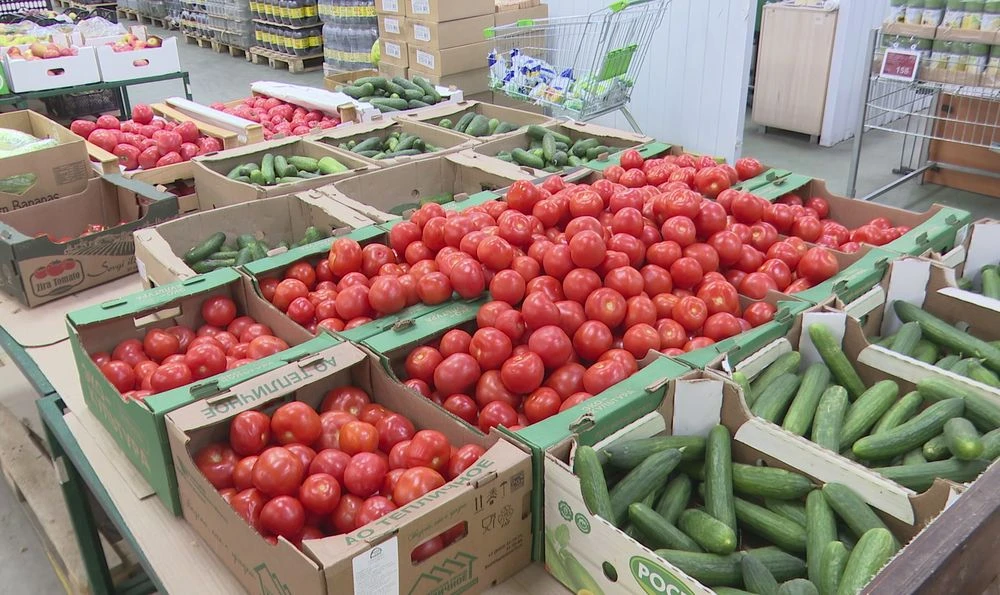 помидоры и огурцы в магазине