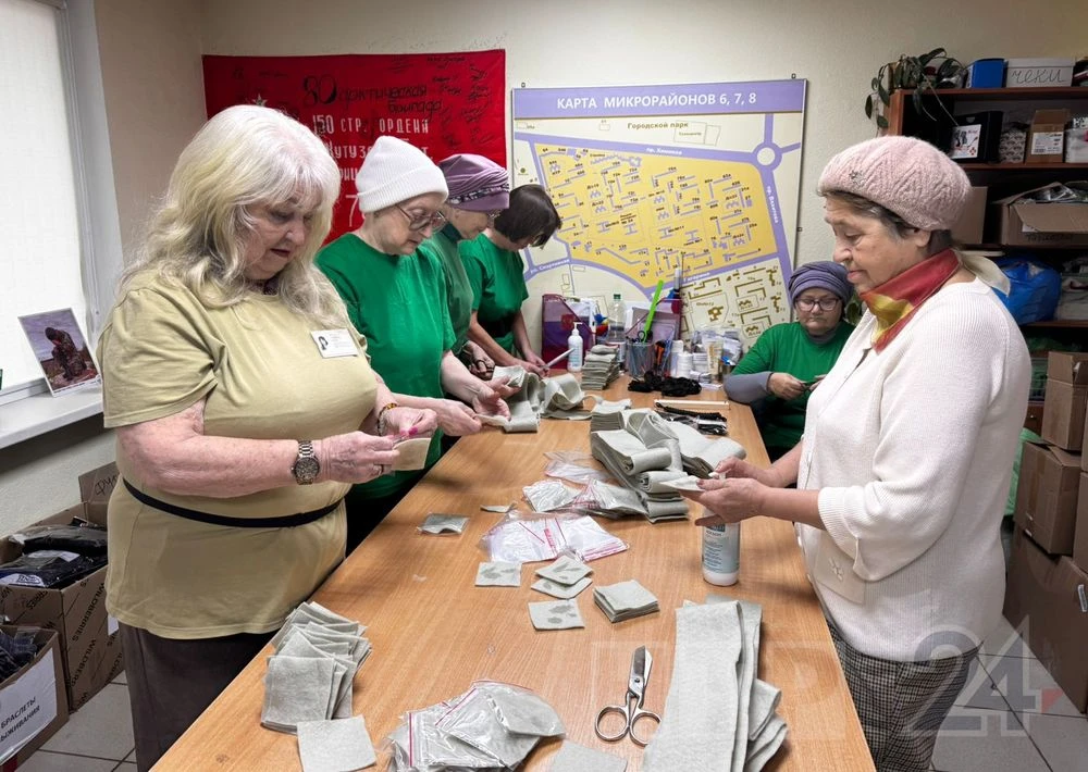 студентки Университета третьего возраста в Нижнекамске готовят посылки для отправки на СВО