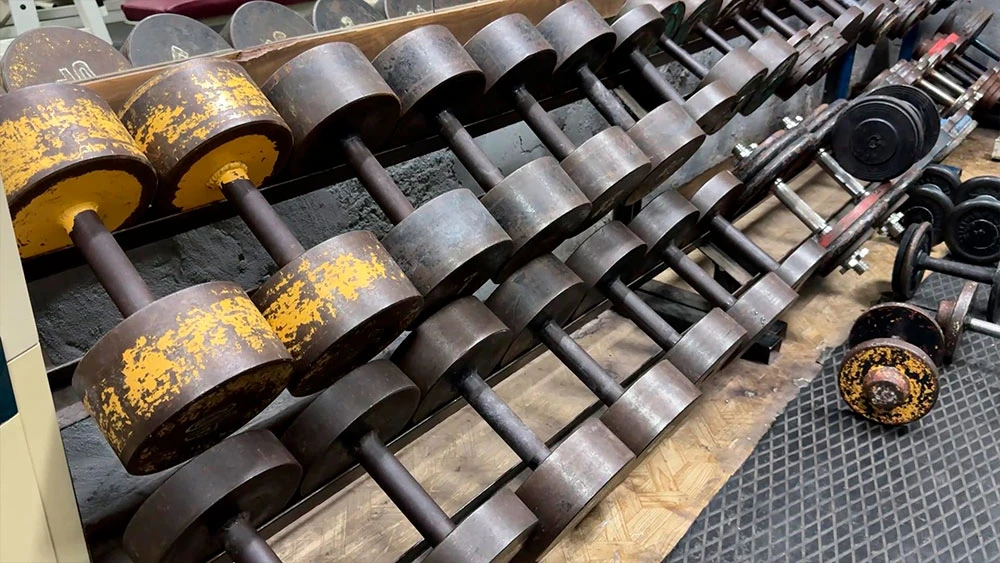 Гантели в фитнес-центре