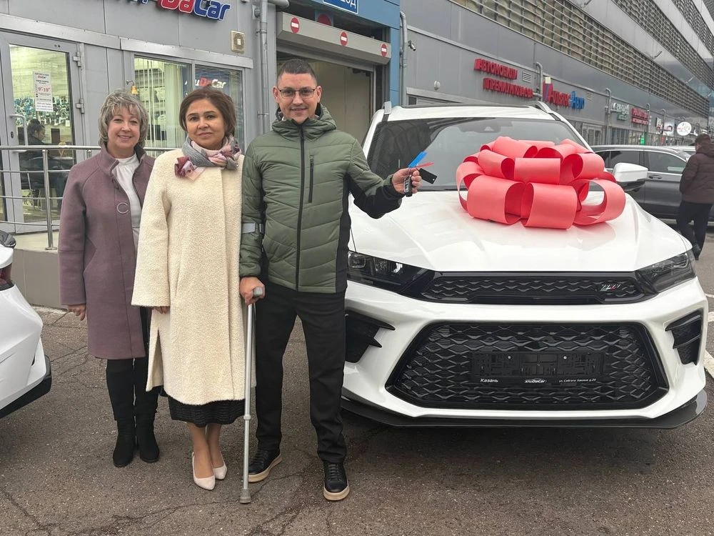 Артур Барабанов получает автомобиль Гузель Удачина