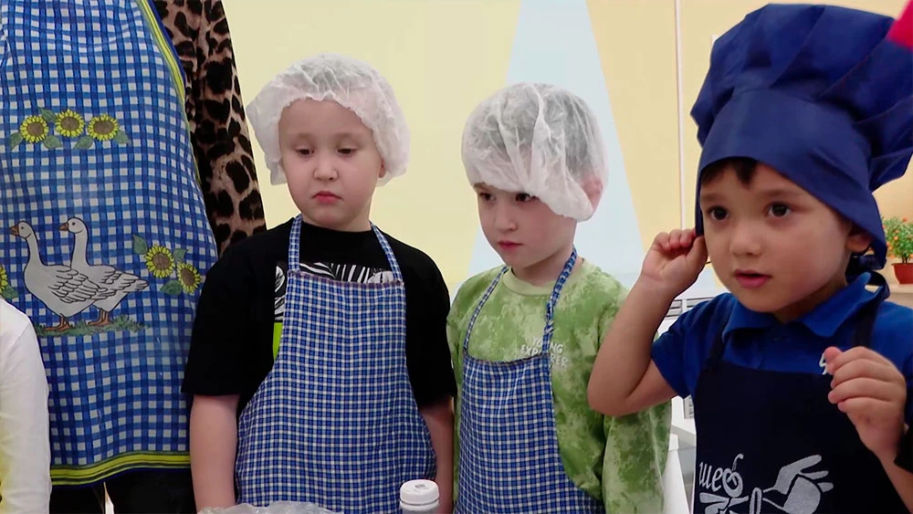 Дети пекут вафли