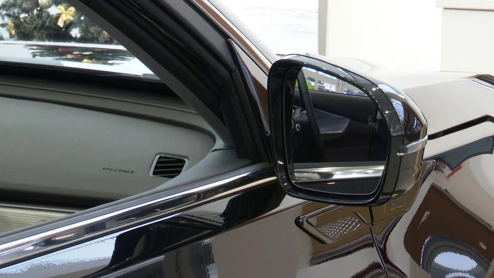 новый автомобиль в автосалоне