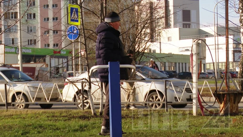 пожилой мужчина занимается на уличном тренажёре в Нижнекамске
