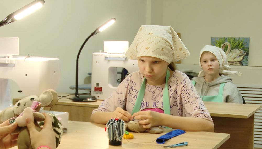 девочки шьют чебурашек для сво