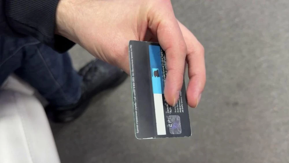 банковская карта в руках