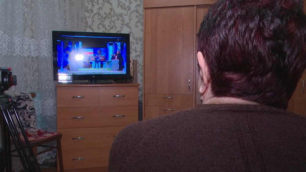 Женщина смотрит телевизор