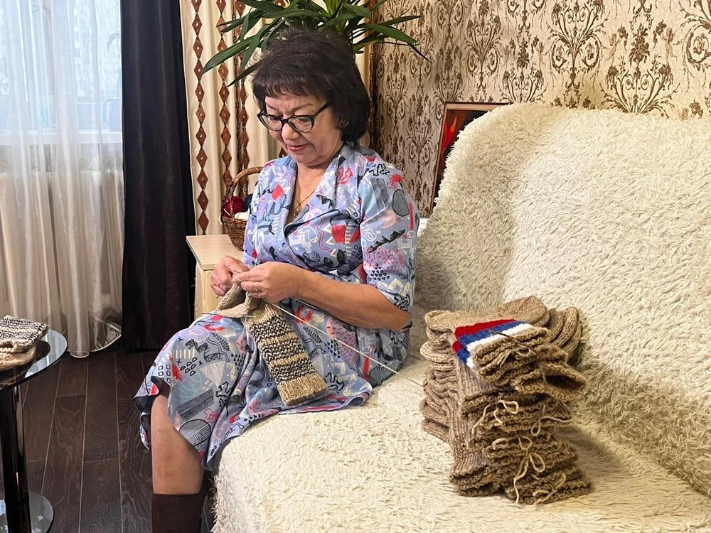 Жительница Нижнекамска Рамзия Мустафина вяжет носки на СВО