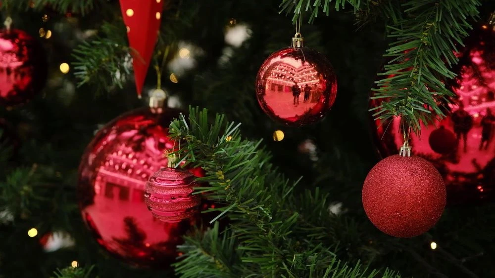 красные шары на новогодней ёлке