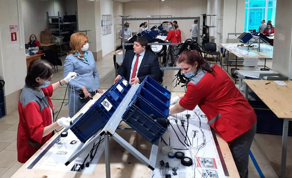 сотрудницы промпарка в Нижнекамске общаются с мэром города Радмиром Беляевым