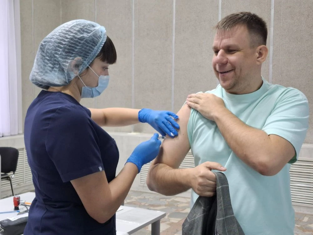 медсестра делает прививку против гриппа сотруднику администрации Нижнекамска