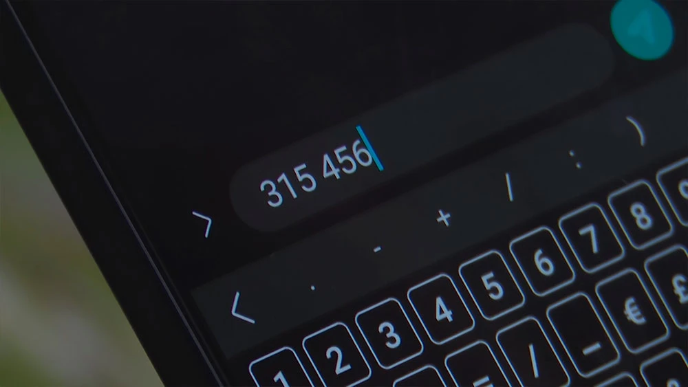 Цифры на экране смартфона