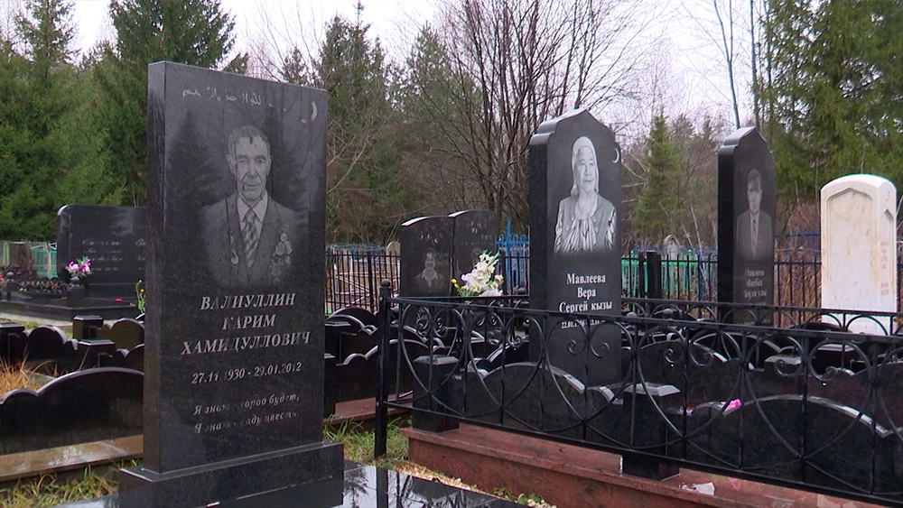 могила первопроходца Нижнекамска Карима Валиуллина на городском кладбище