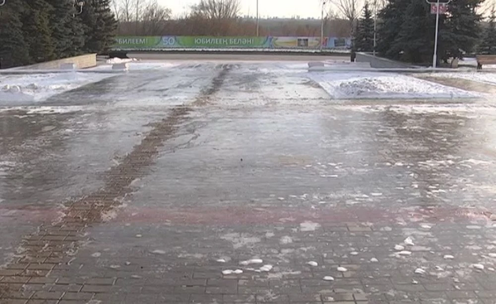 гололед на тротуаре