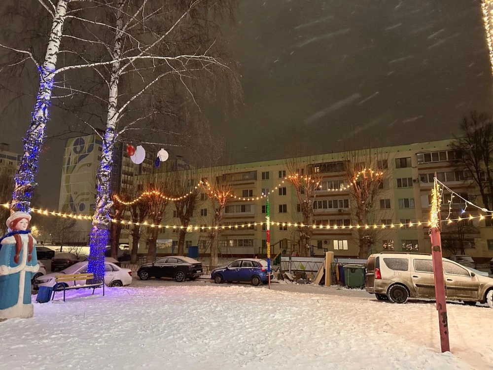 дом по ул. Кайманова, 11 в Нижнекамске, новогоднее украшение