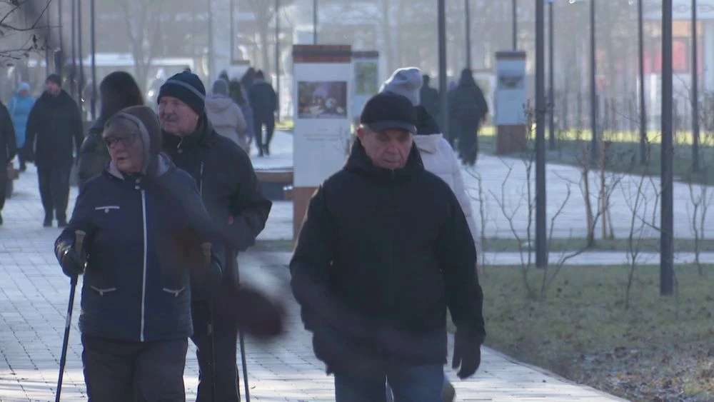 Люди в осенней одежде на улице Нижнекамска