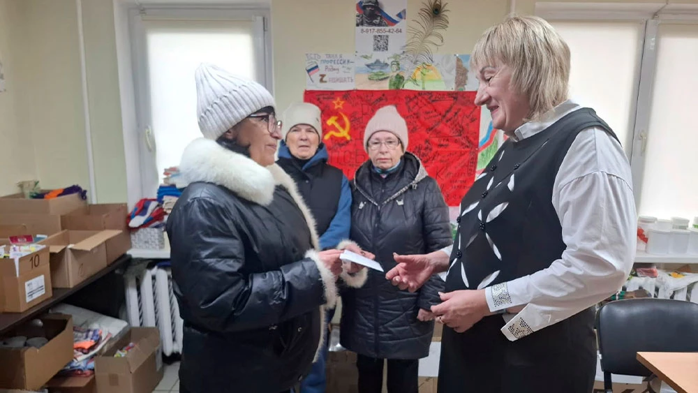 Передаёт конверт с помощью солдатам СВО от Нижнекамска