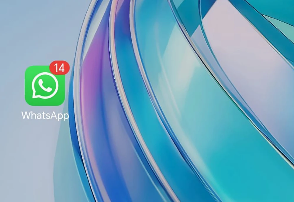 логотип мессенджера whatsapp на экране смартфона