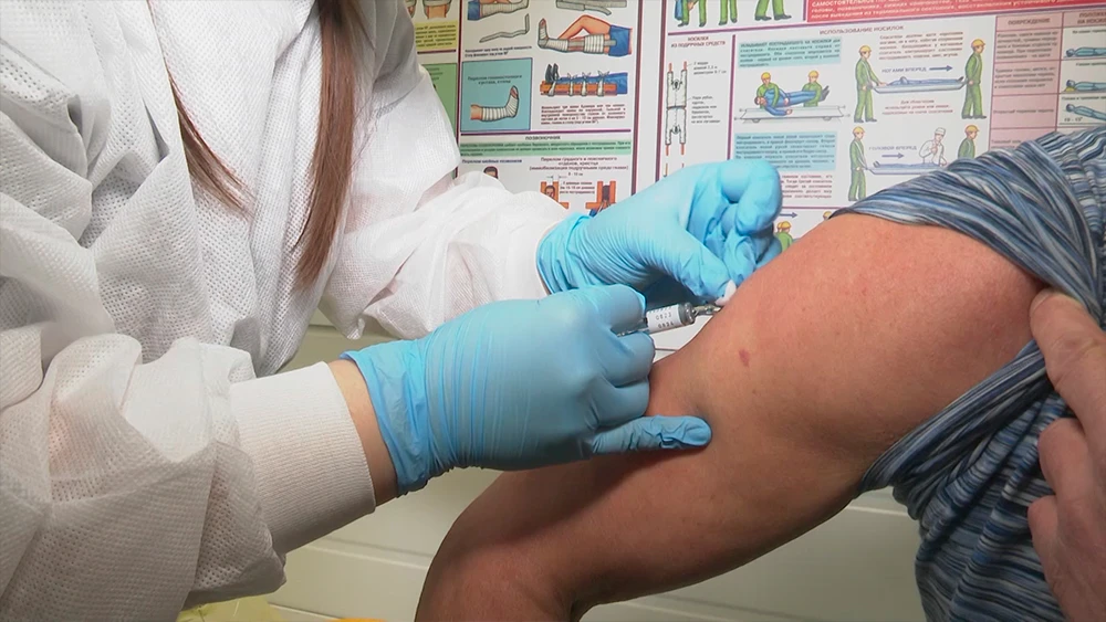 Делает прививку