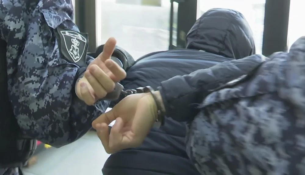 мужчина в наручниках Росгвардия