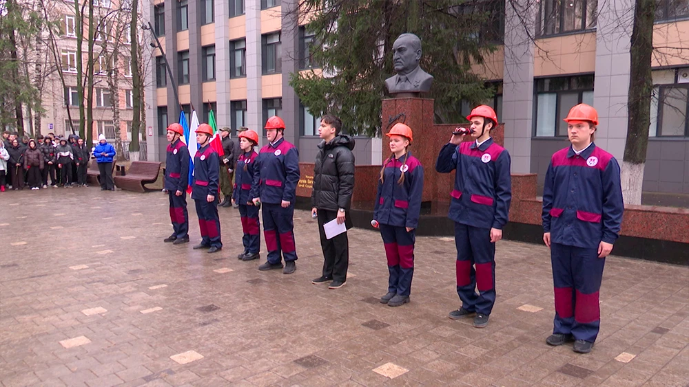 Студенты у бюста Королёву